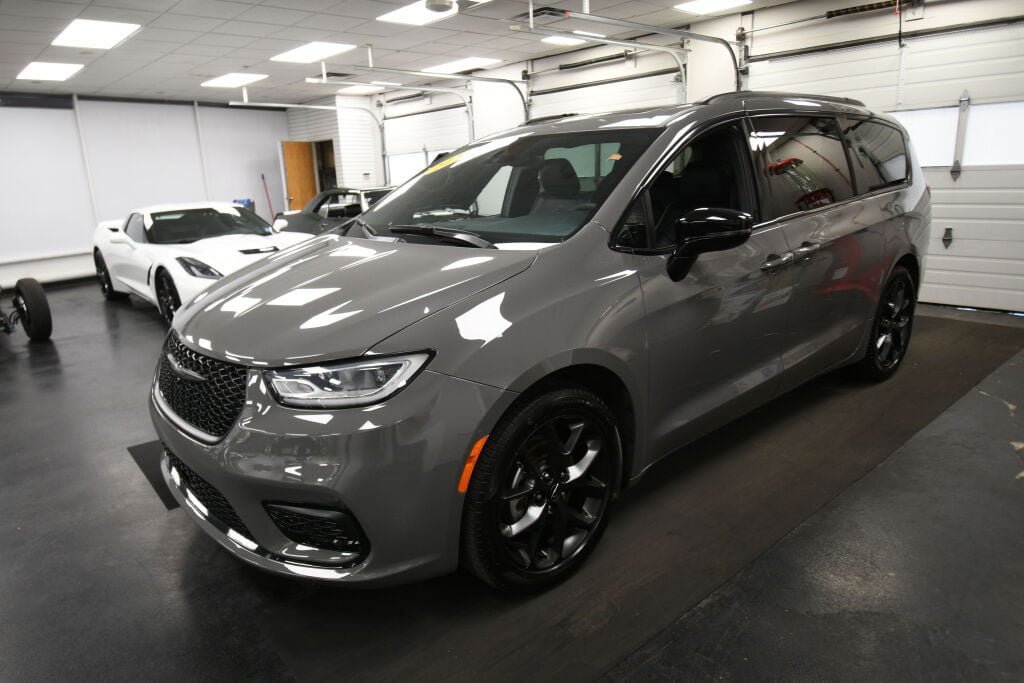Used 2025 Chrysler Pacifica Limited FWD image 4