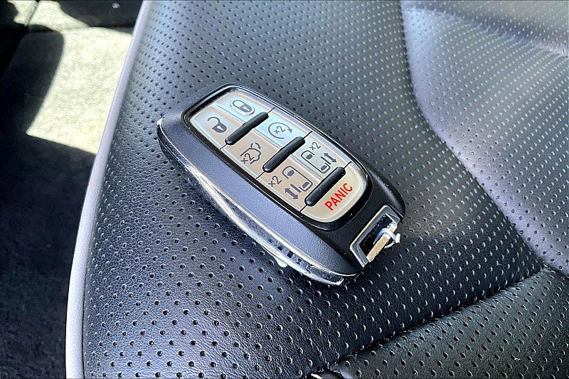 Used 2023 Chrysler Pacifica Limited image 10