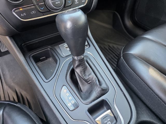 Used 2019 Jeep Cherokee Latitude Plus w/ Comfort/Convenience Group FWD image 29