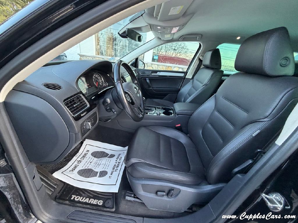 Used 2017 Volkswagen Touareg Sport AWD/4WD image 24
