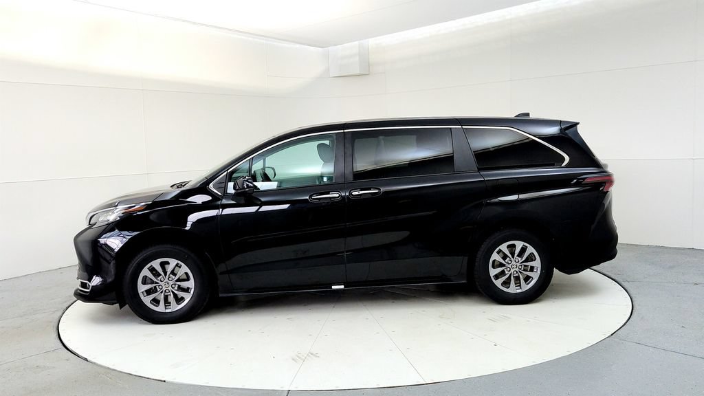 Certified 2023 Toyota Sienna XLE AWD/4WD image 3