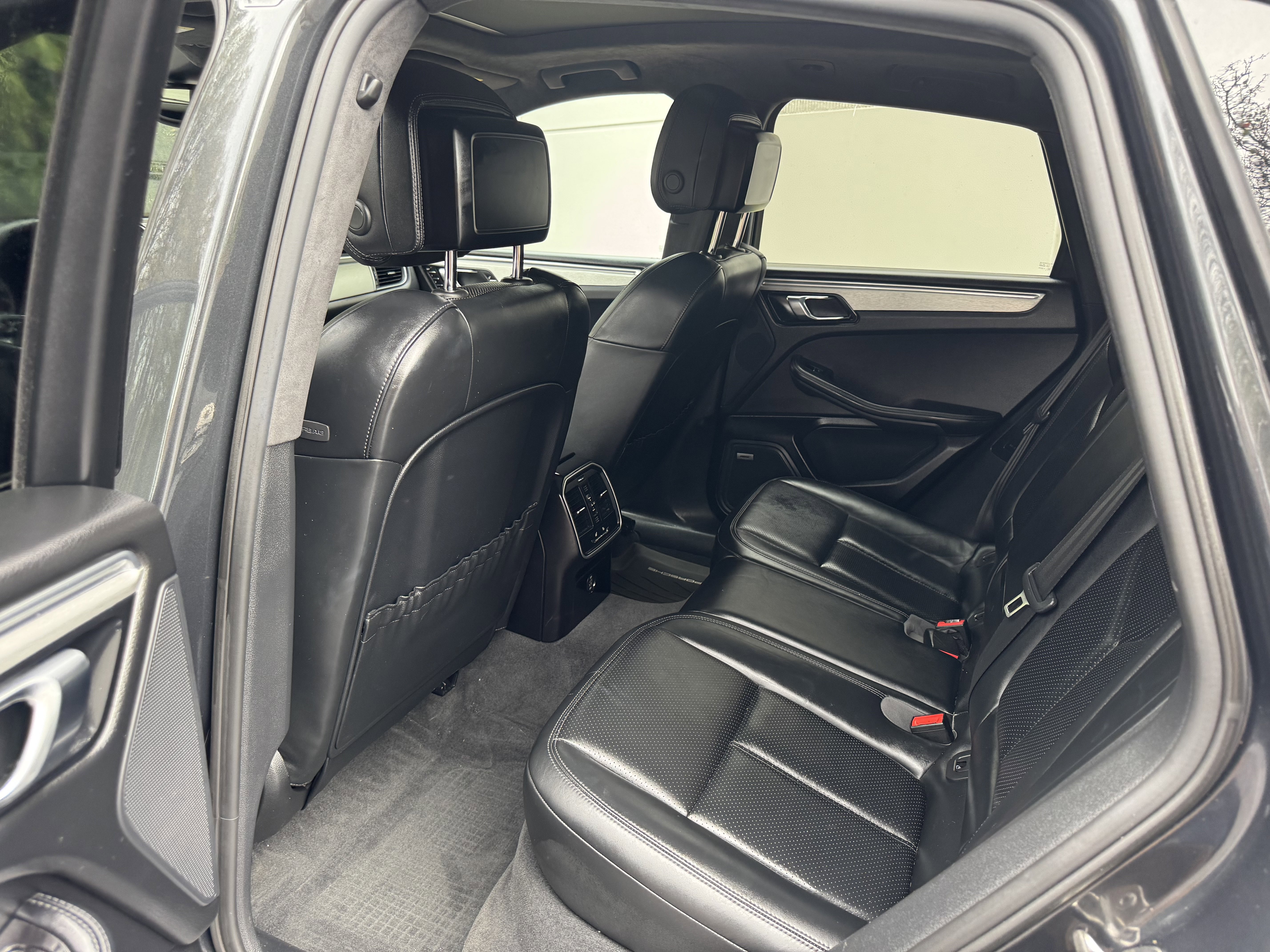 Used 2017 Porsche Macan Turbo image 34