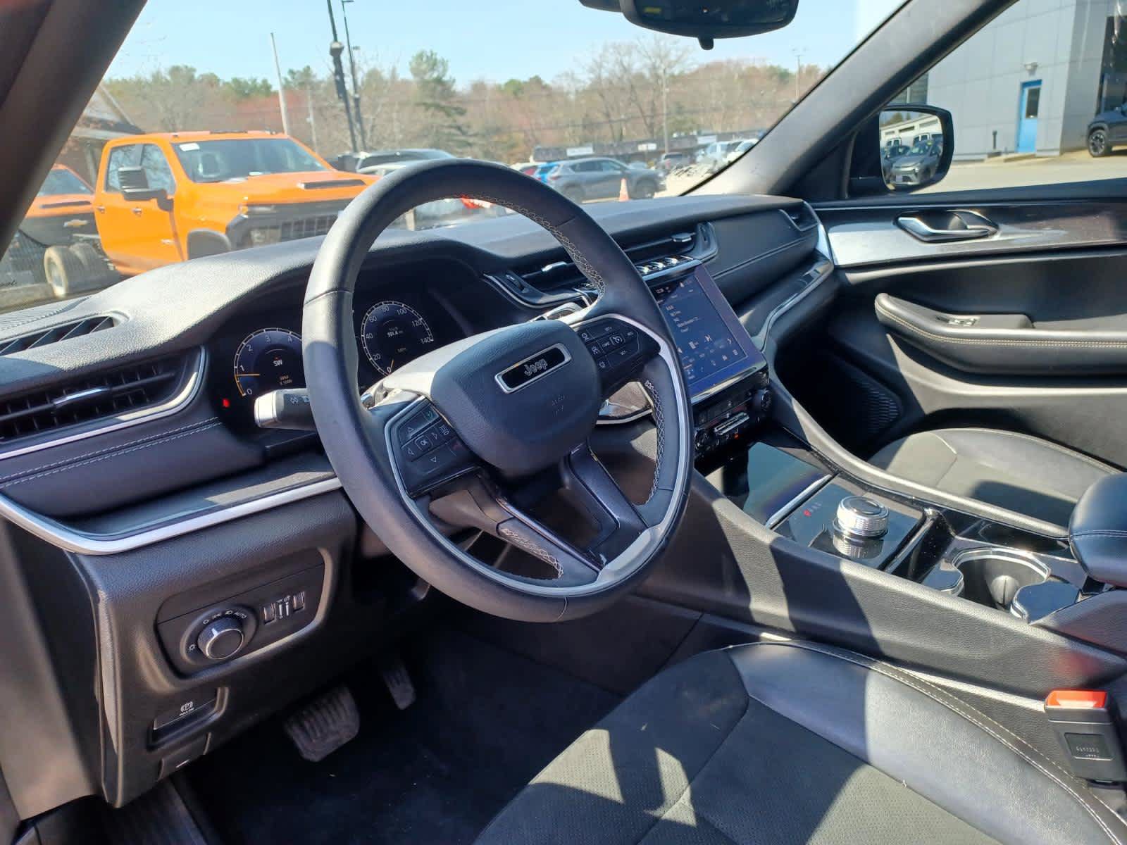 Used 2023 Jeep Grand Cherokee Altitude AWD/4WD image 8