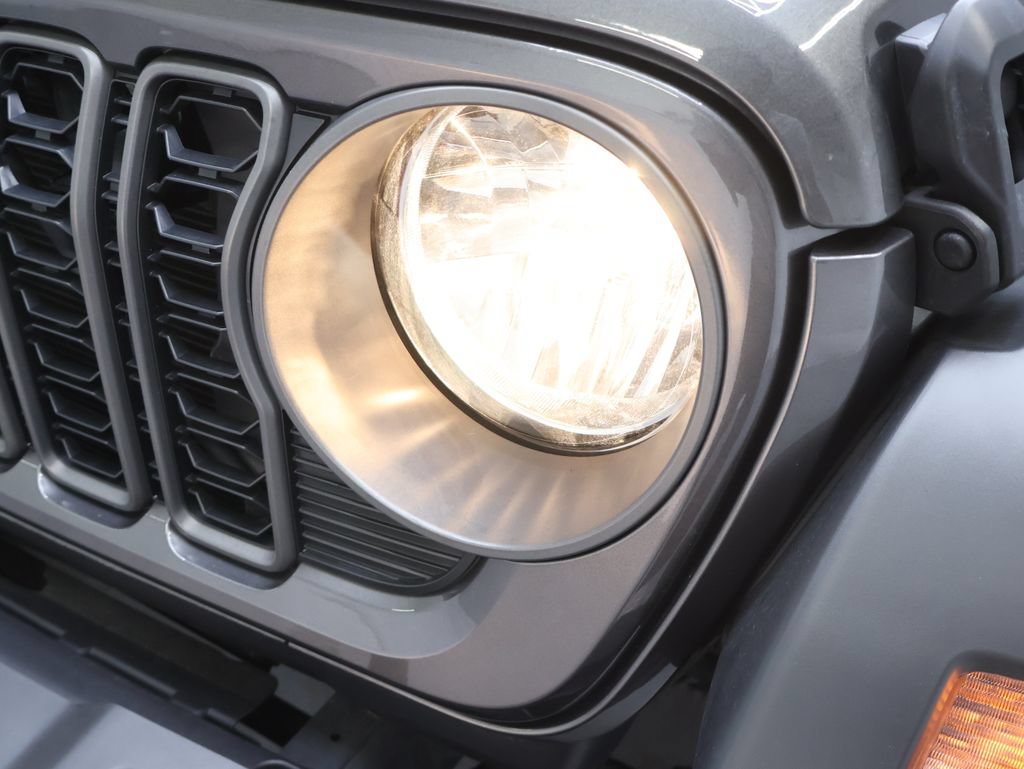 Used 2025 Jeep Gladiator Sport AWD/4WD image 29