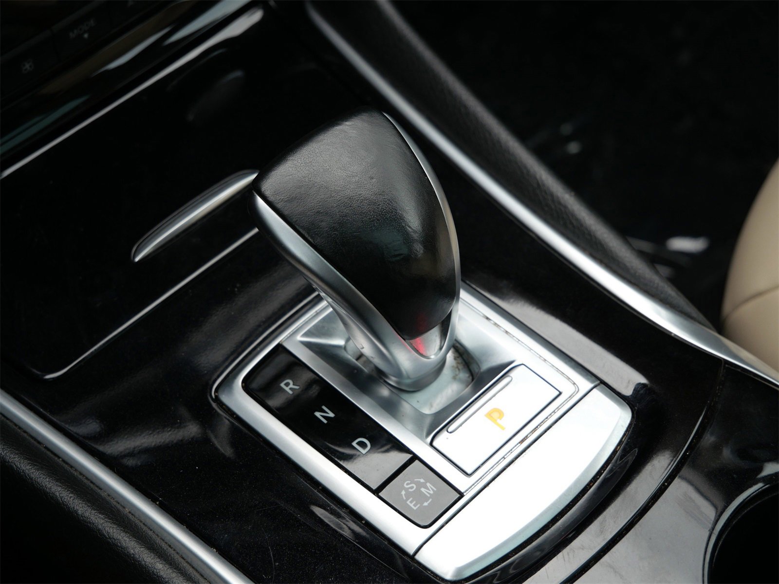 Used 2017 INFINITI QX30 Premium w/ Navigation Package image 21