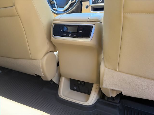 Used 2017 Toyota Highlander XLE AWD/4WD image 30