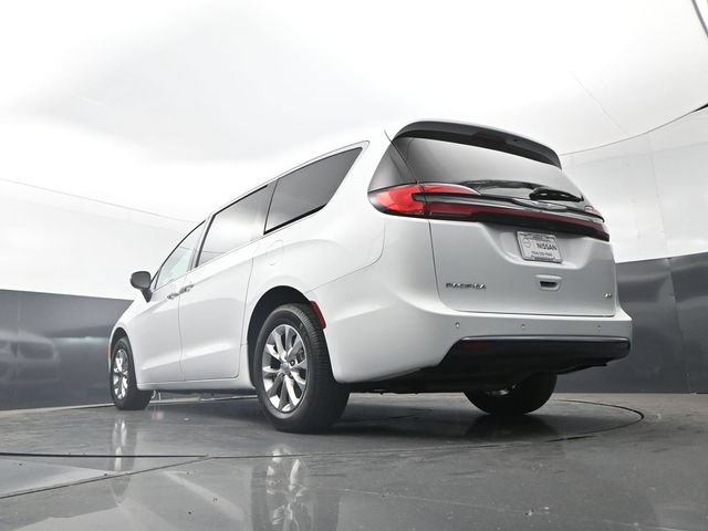 Used 2023 Chrysler Pacifica Touring-L AWD/4WD image 23