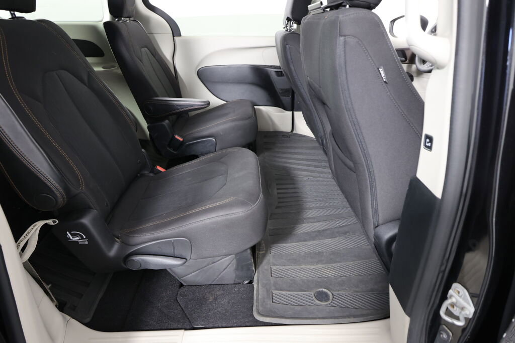 Used 2017 Chrysler Pacifica Touring image 21