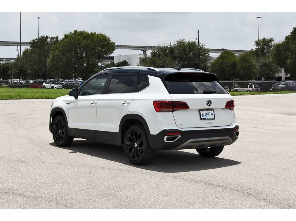 Used 2024 Volkswagen Taos SE w/ Panoramic Sunroof Package FWD image 5
