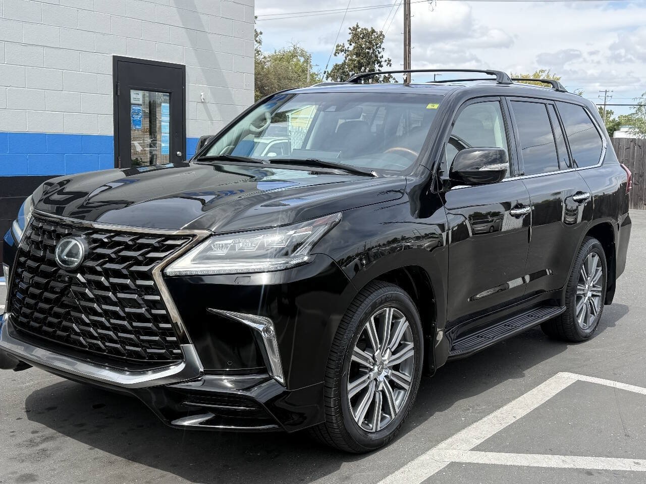 Used 2017 Lexus LX 570 4WD w/ Luxury Package image 3
