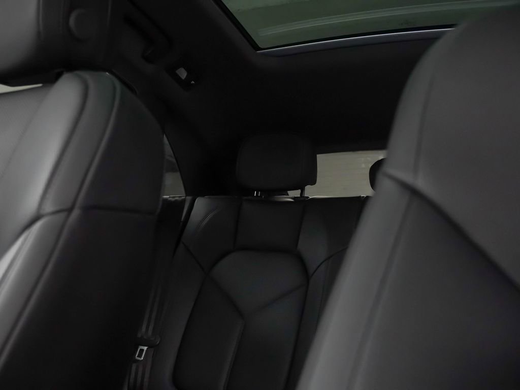 Certified 2026 Porsche Macan AWD/4WD image 35