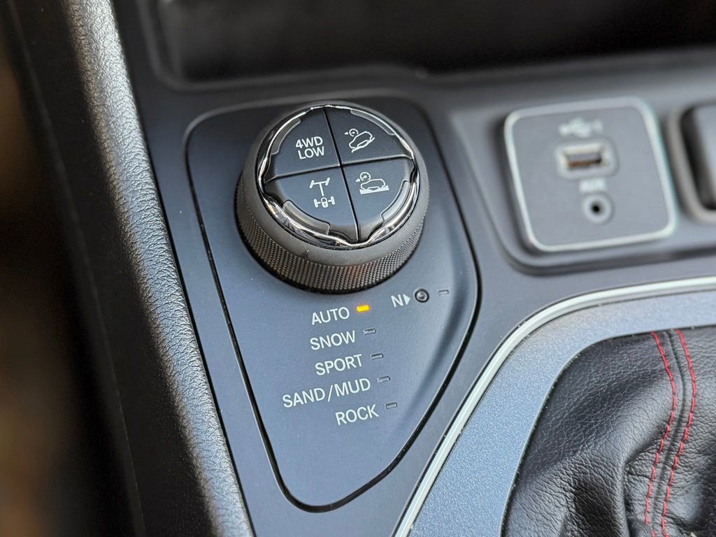 Used 2022 Jeep Cherokee Trailhawk w/ Trailer Tow Group image 10