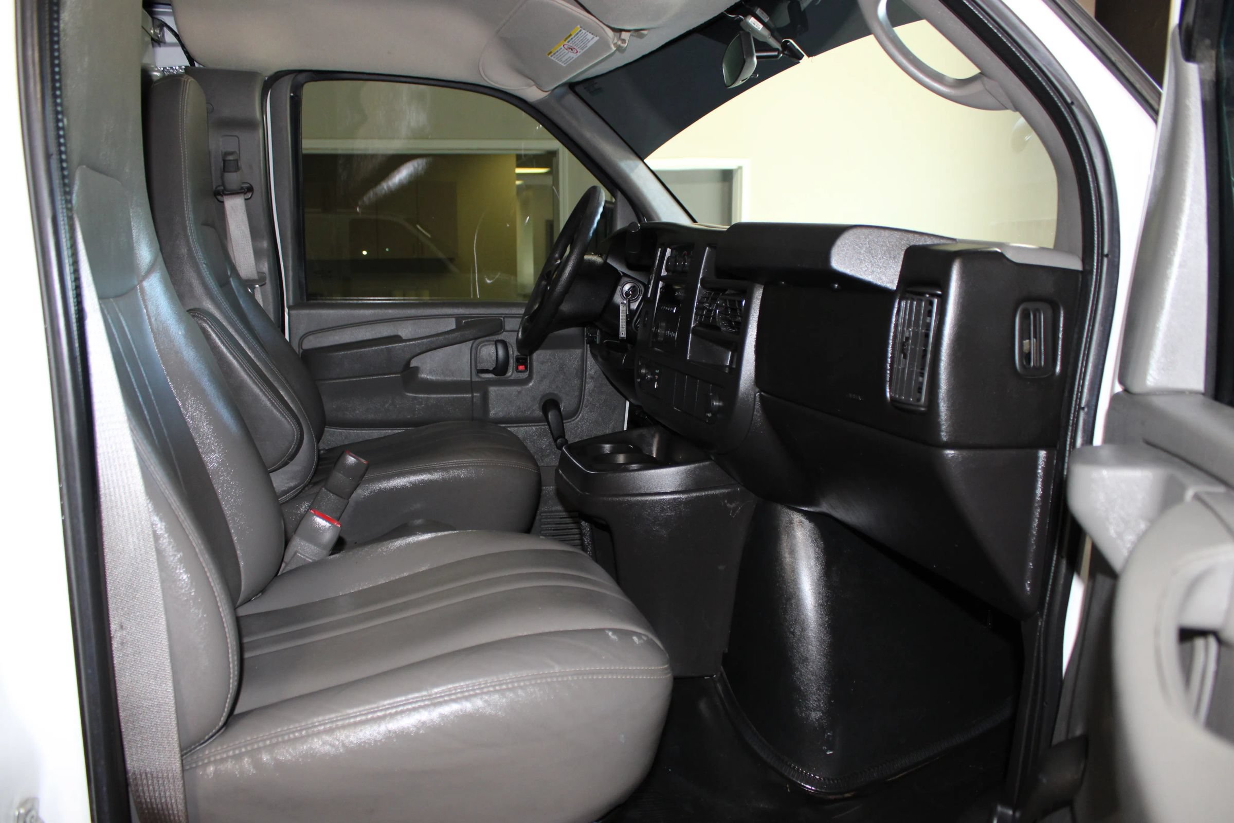 Used 2011 Chevrolet Express 2500 RWD image 18