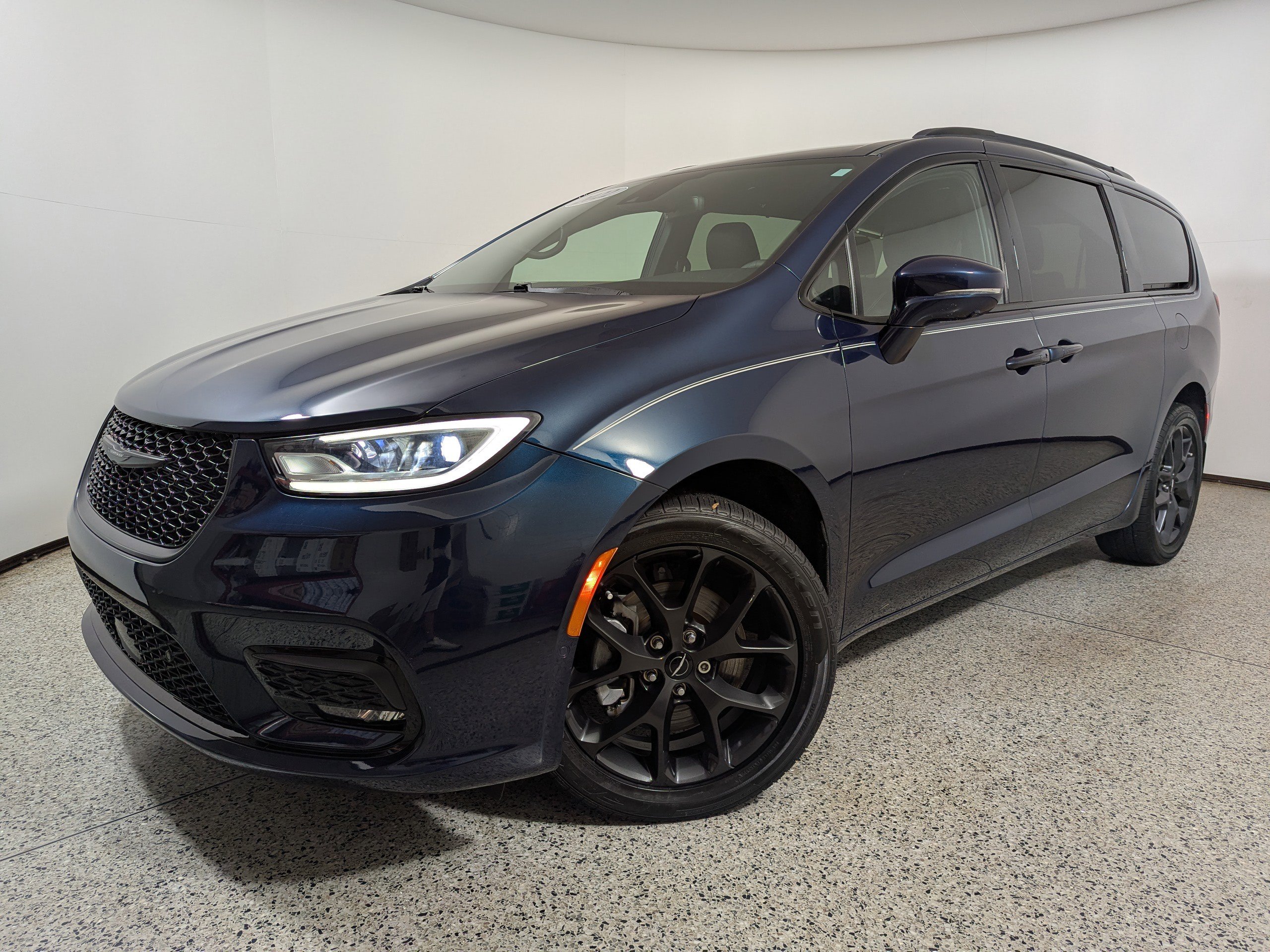 Used 2022 Chrysler Pacifica Touring-L w/ Uconnect Theater Family Group image 21