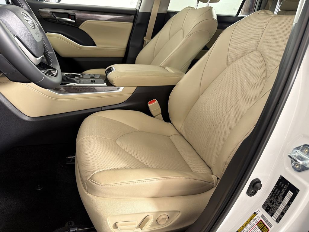 Used 2025 Toyota Highlander Limited image 10