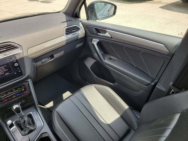 Used 2024 Volkswagen Tiguan SE R-Line AWD/4WD image 18