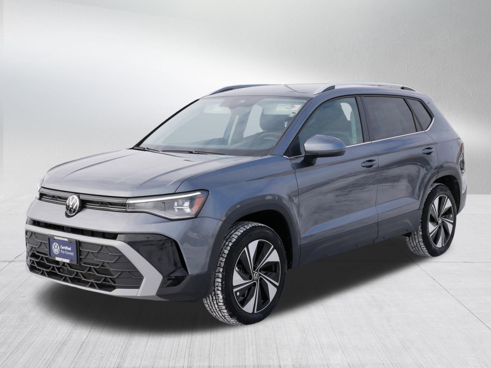 Certified 2025 Volkswagen Taos SE image 3