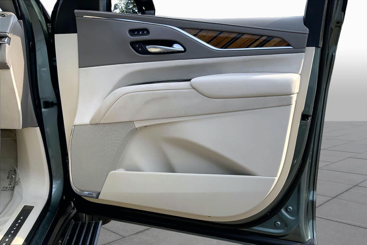 Used 2023 Cadillac Escalade Sport Platinum w/ LPO, ONYX Package AWD/4WD image 22