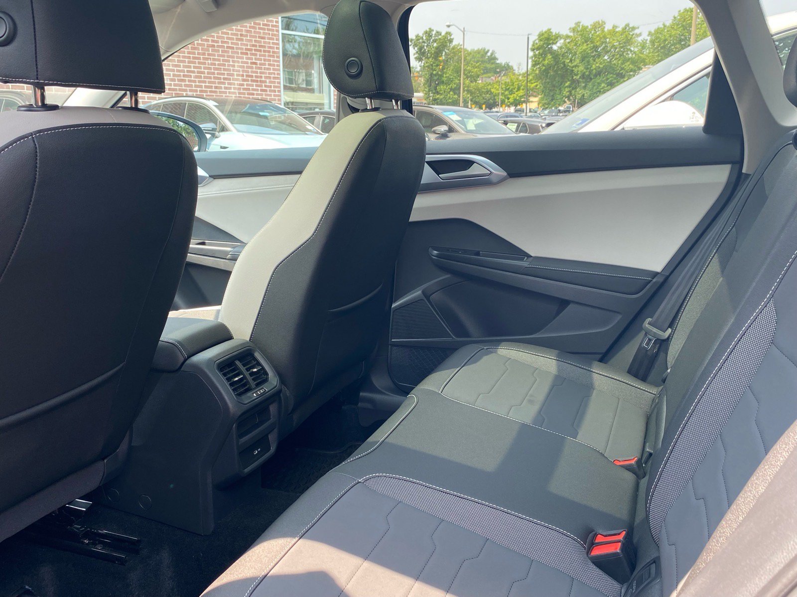 Certified 2025 Volkswagen Taos SE w/ Panoramic Sunroof Package AWD/4WD image 18