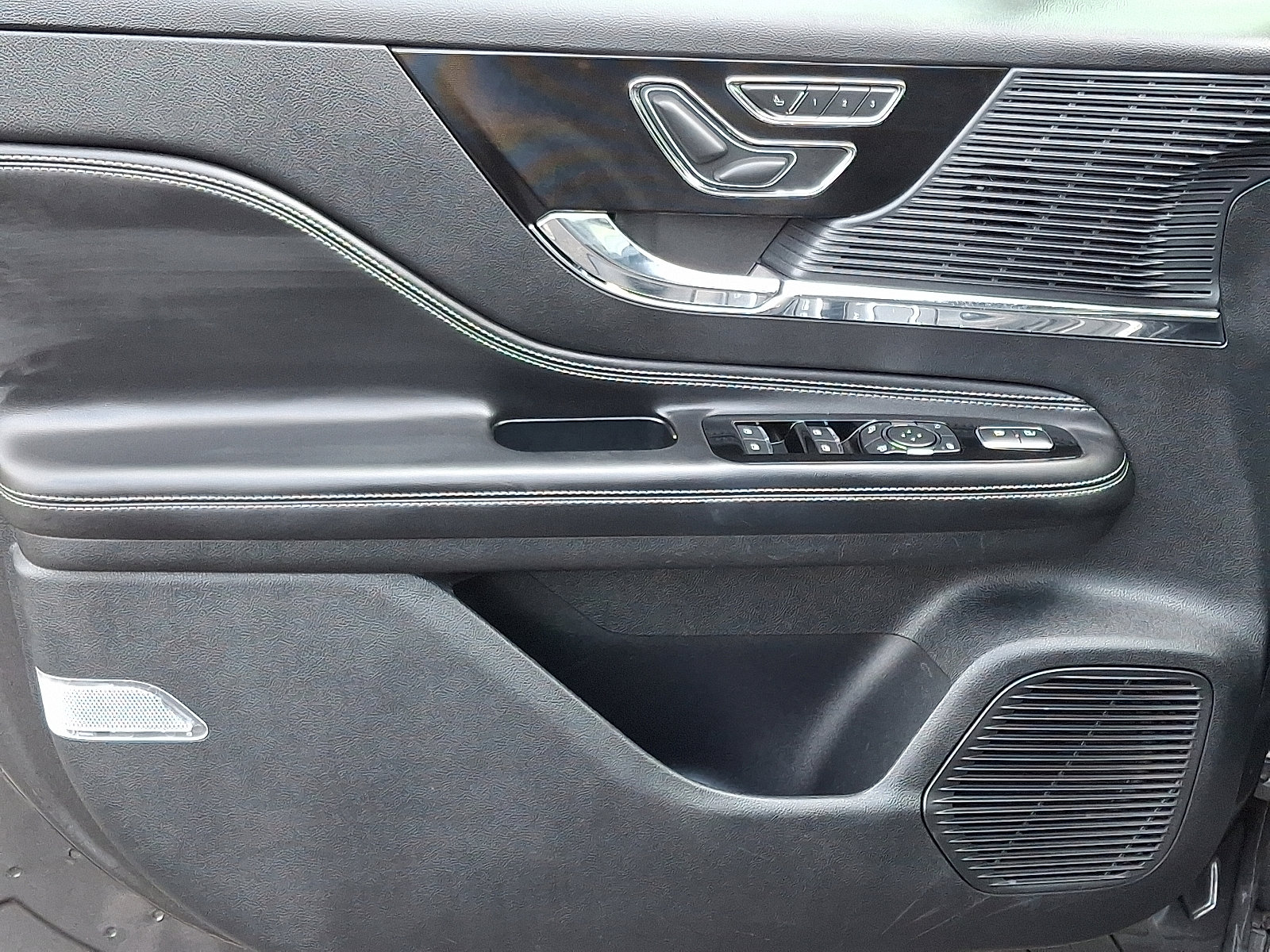 Used 2020 Lincoln Corsair AWD w/ Equipment Group 101A image 13