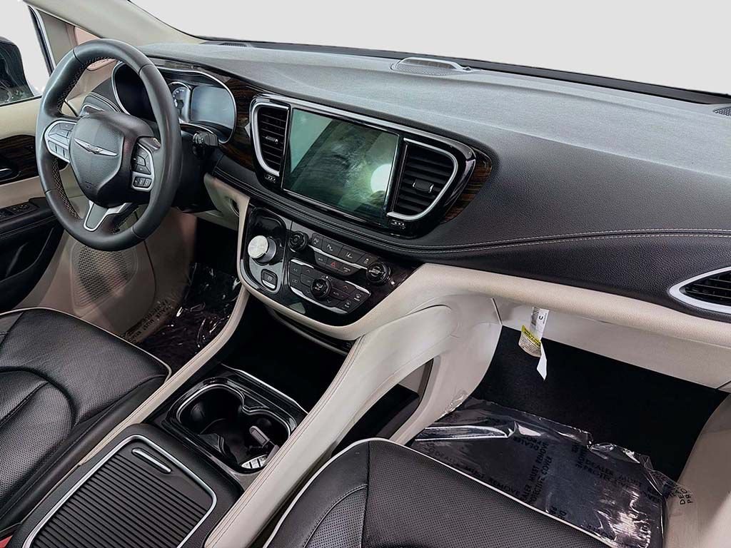 Used 2023 Chrysler Pacifica Limited w/ Uconnect Theater Family Group FWD image 26