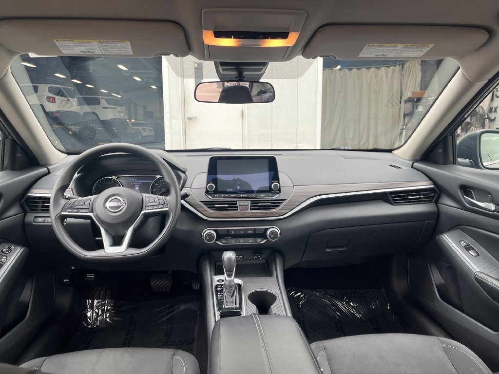 Used 2025 Nissan Altima 2.5 SV FWD image 13