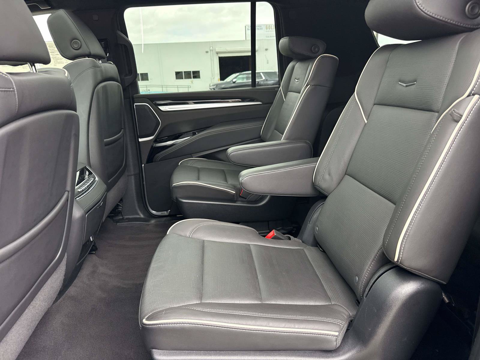Used 2025 Cadillac Escalade ESV Sport AWD/4WD image 14