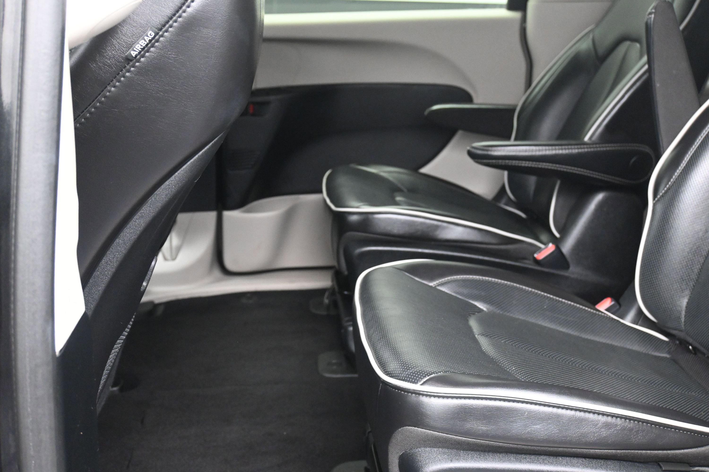 Used 2023 Chrysler Pacifica Limited FWD image 22