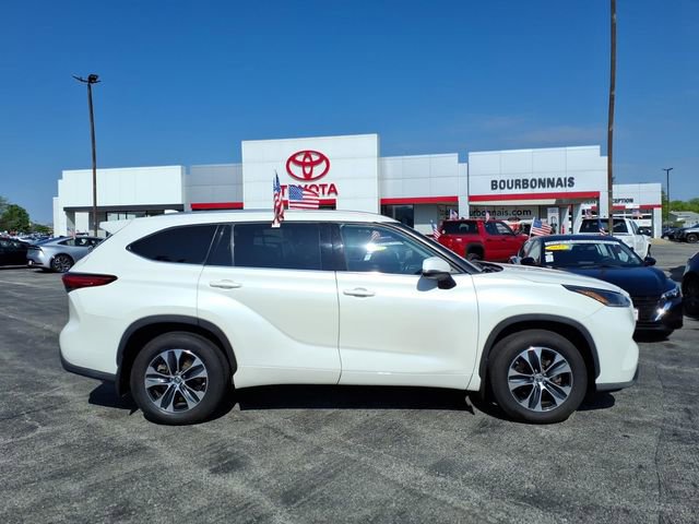 Used 2021 Toyota Highlander XLE AWD/4WD image 2
