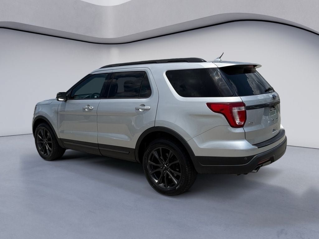 Used 2018 Ford Explorer XLT w/ Equipment Group 202A AWD/4WD image 3