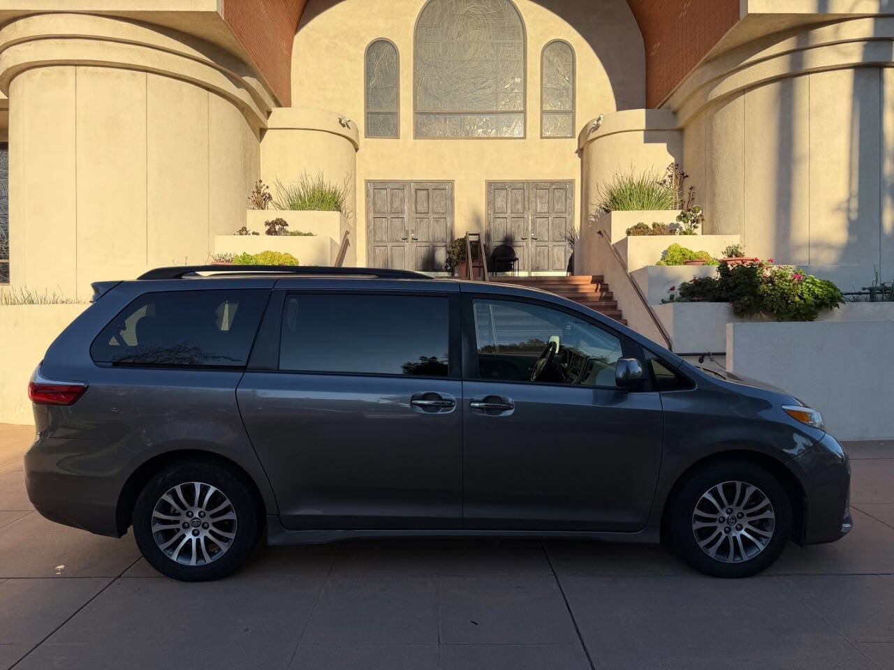 Used 2020 Toyota Sienna XLE w/ XLE Navigation Package image 8