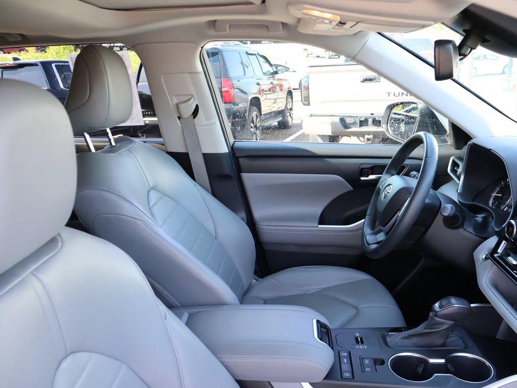Used 2022 Toyota Highlander XLE FWD image 8