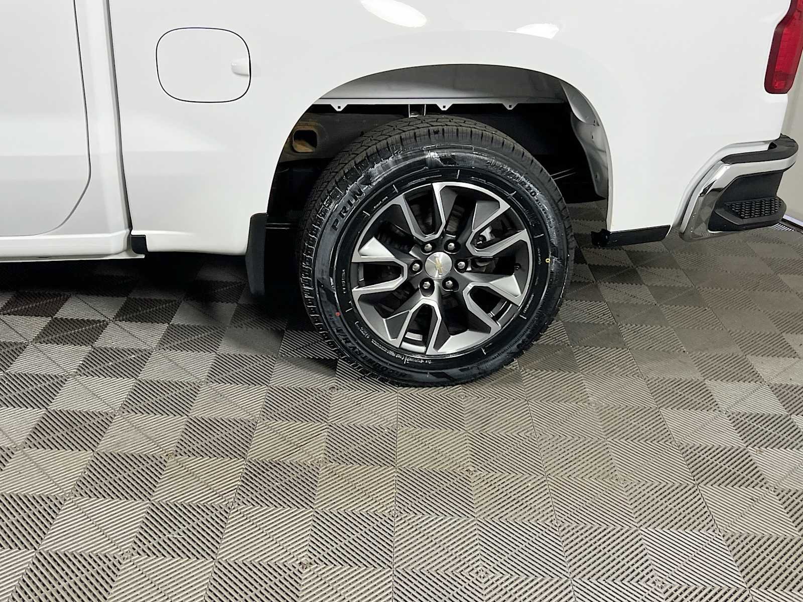 Used 2023 Chevrolet Silverado 1500 LT AWD/4WD image 29