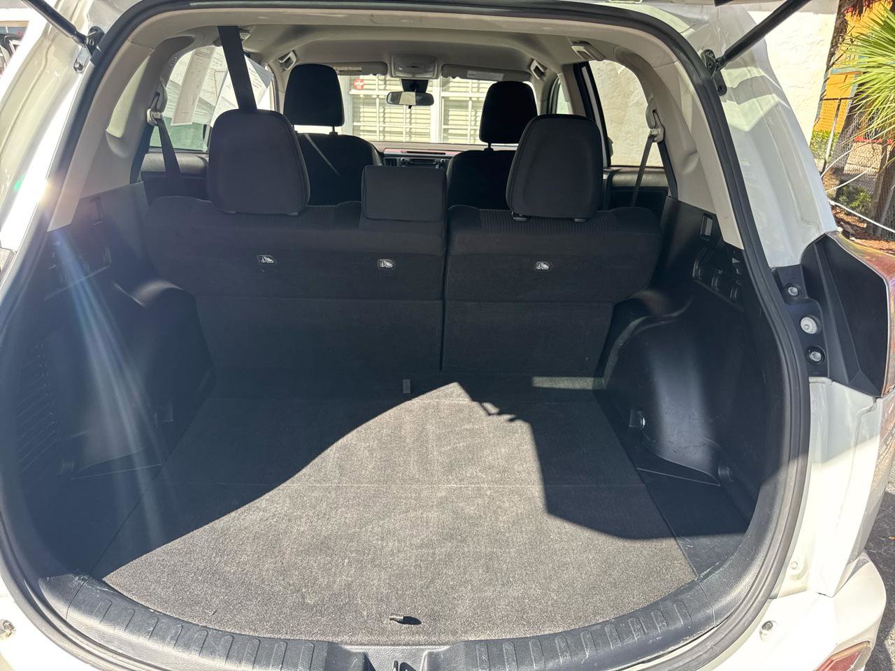 Used 2018 Toyota RAV4 LE FWD image 17