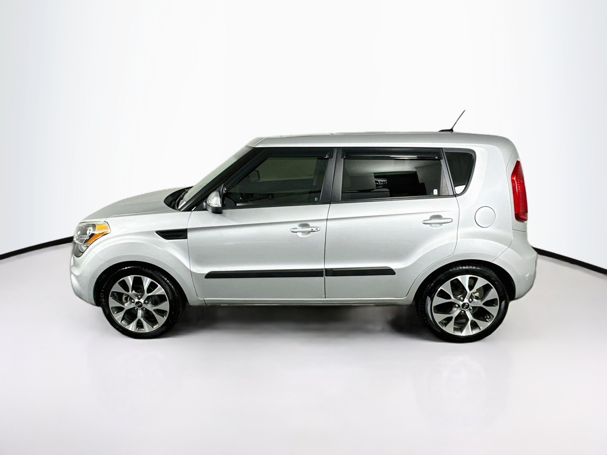 Used 2013 Kia Soul ! w/ Premium Pkg FWD image 4