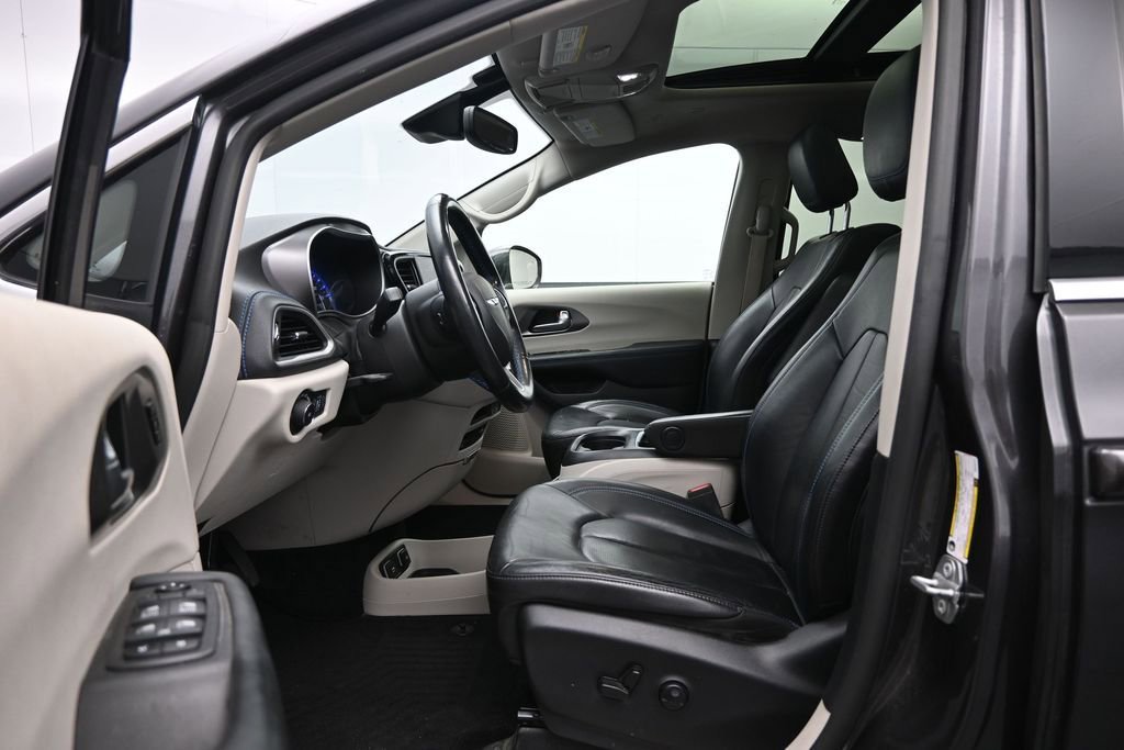 Used 2021 Chrysler Pacifica Touring-L w/ Uconnect Theater Family Group FWD image 21