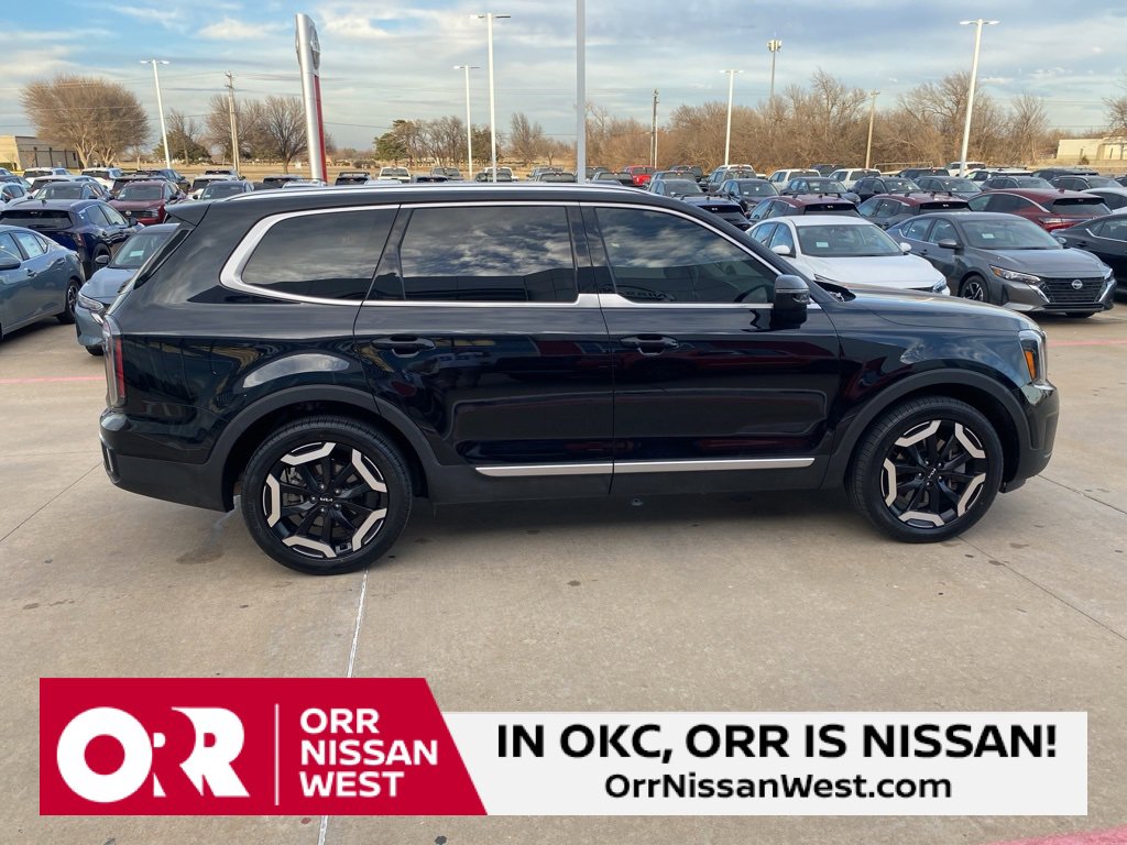 Used 2024 Kia Telluride EX w/ EX Captain's Chair Package image 6