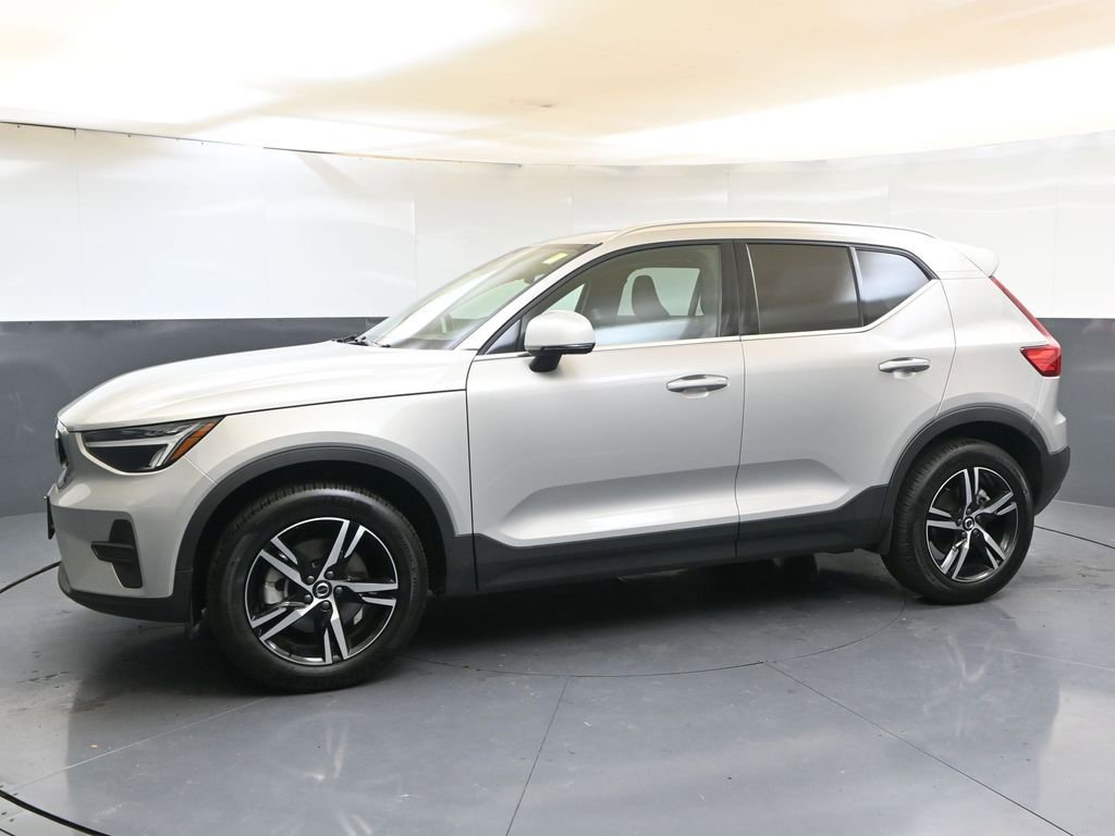 Certified 2025 Volvo XC40 B5 Core image 2
