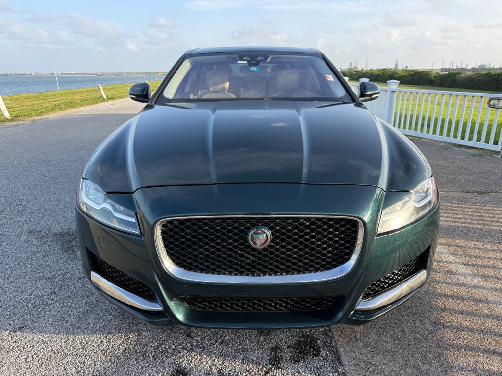 Used 2016 Jaguar XF Prestige RWD image 2