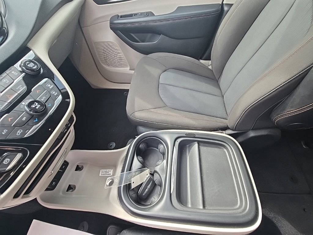 Used 2020 Chrysler Pacifica Touring w/ Advanced Safetytec Group image 21