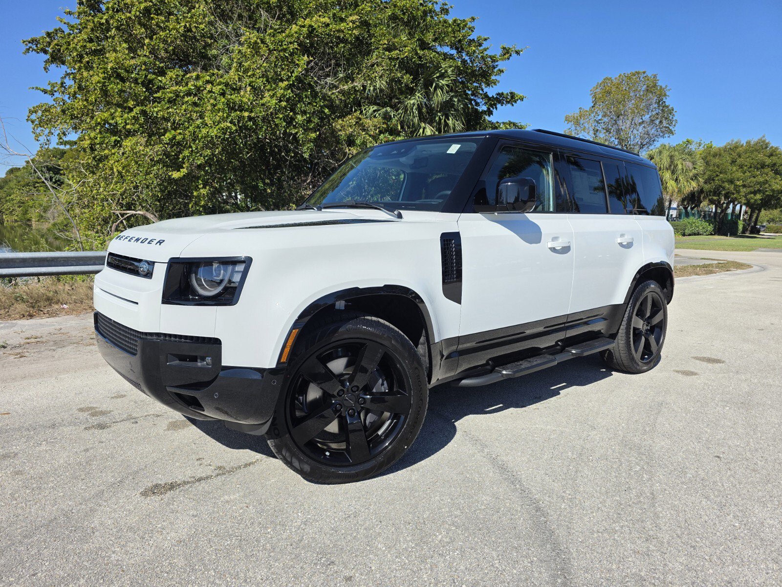 Used 2026 Land Rover Defender 110 X-Dynamic SE AWD/4WD image 1