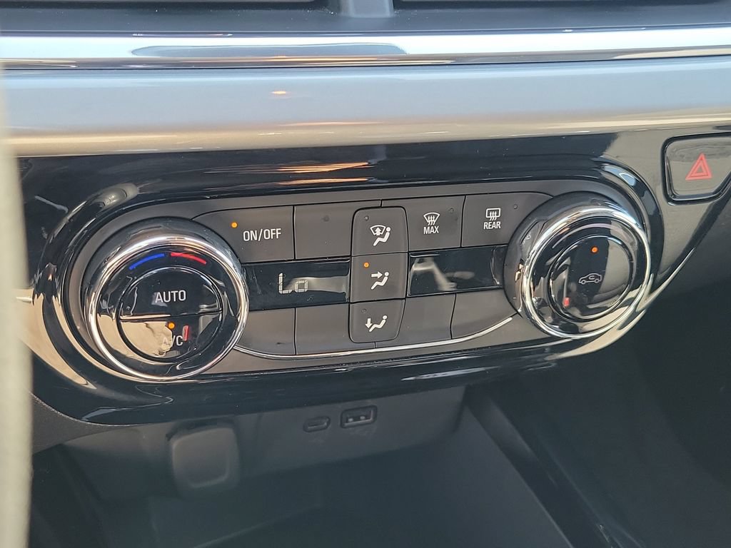 Used 2025 Chevrolet Trax LT FWD image 33