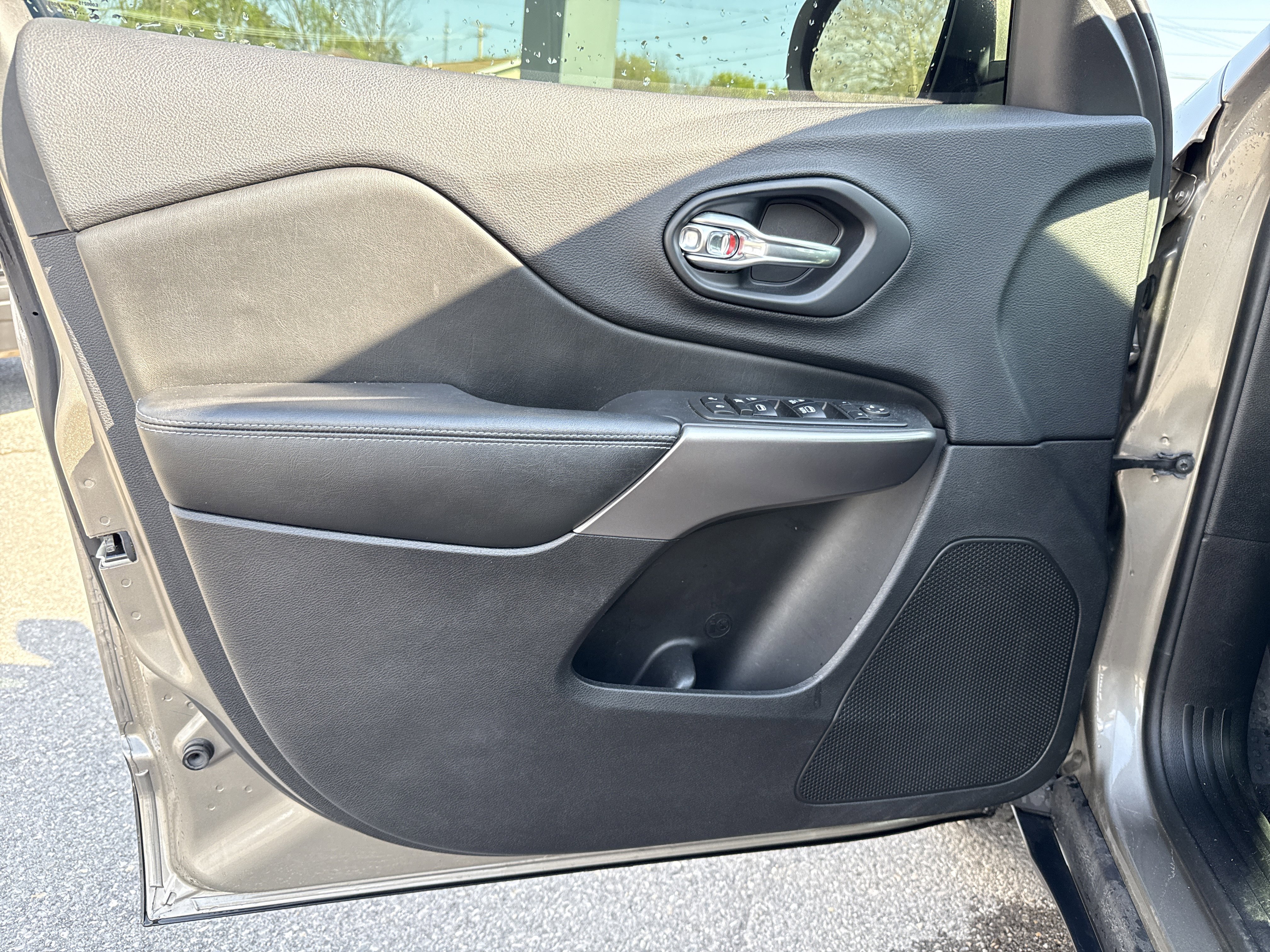 Used 2019 Jeep Cherokee Latitude Plus w/ Cold Weather Group AWD/4WD image 14
