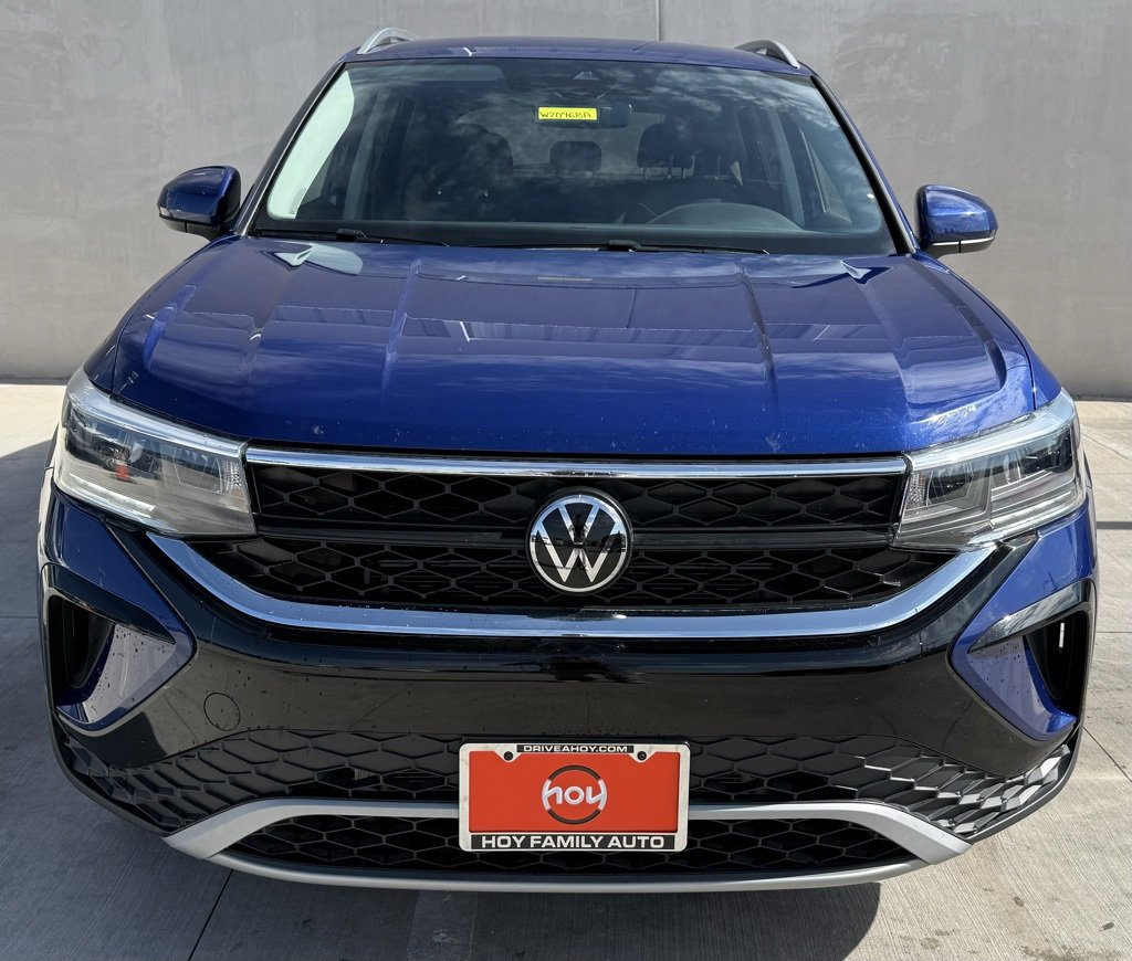 Certified 2024 Volkswagen Taos SE image 3