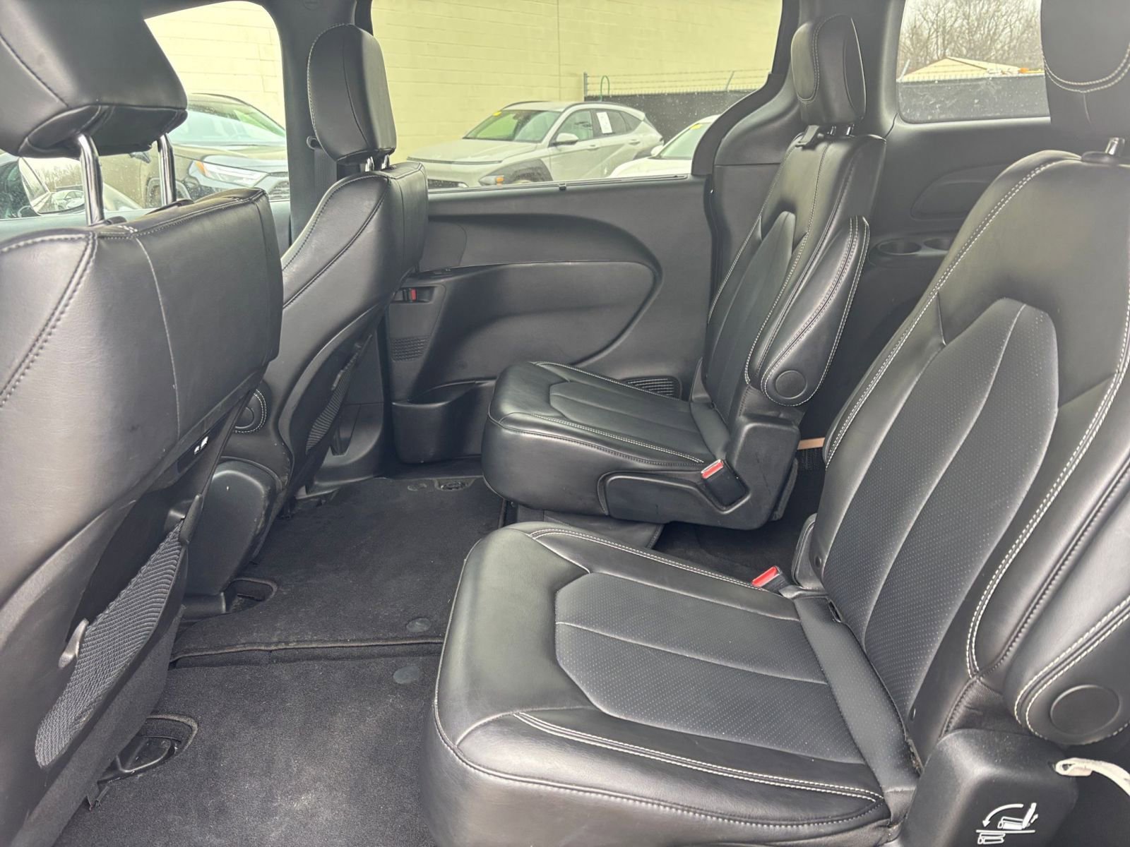 Used 2025 Chrysler Pacifica Select image 28