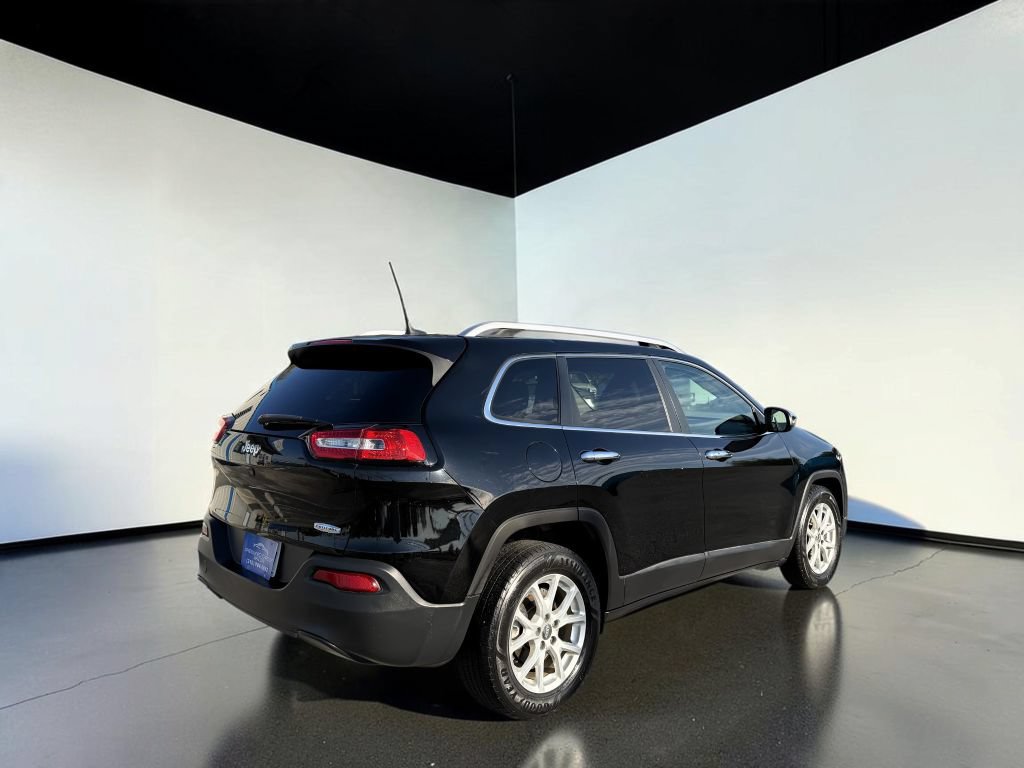 Used 2018 Jeep Cherokee Latitude FWD image 3