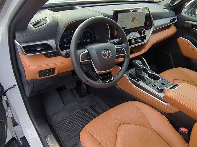 Certified 2025 Toyota Highlander Platinum image 9