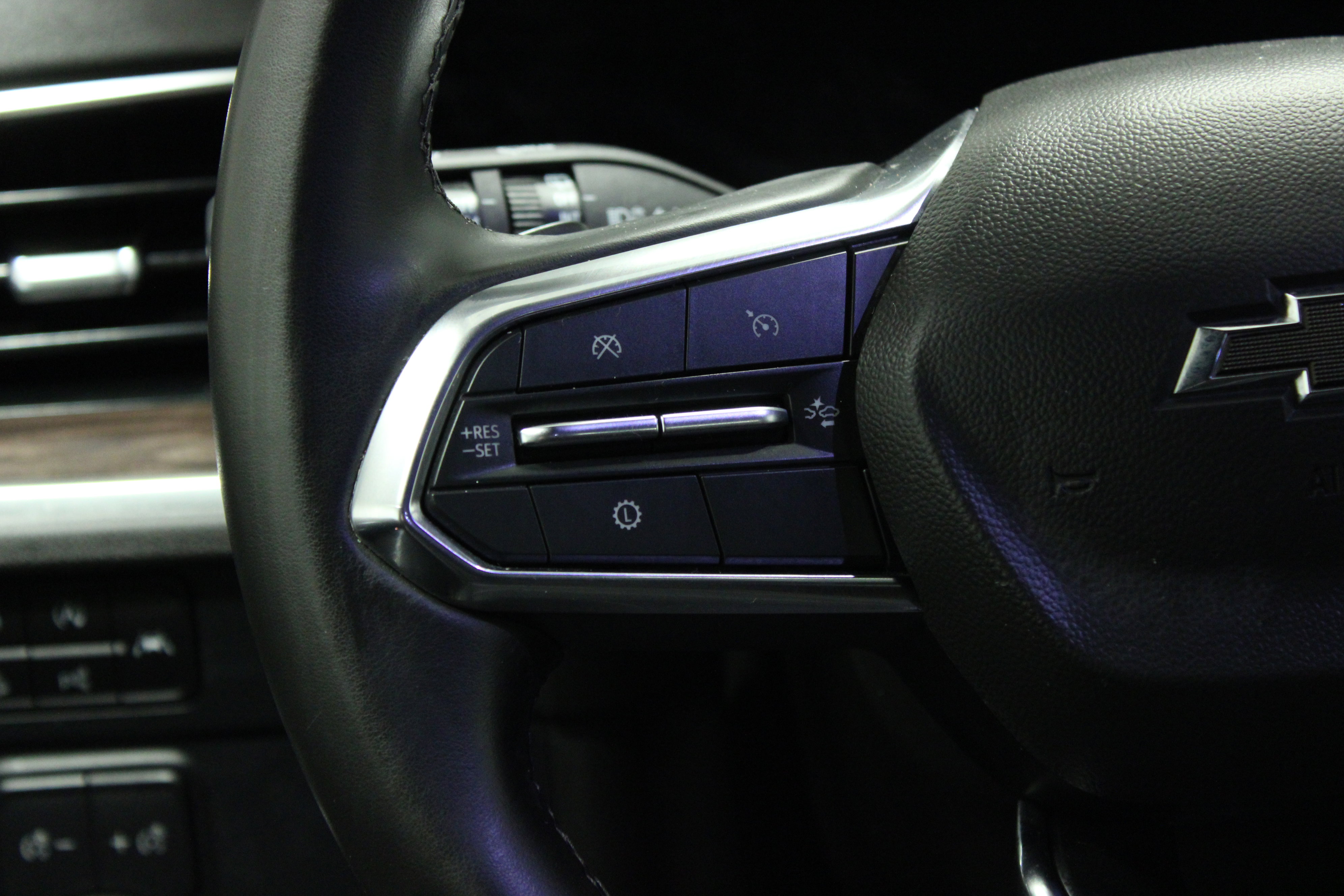 Used 2025 Chevrolet Suburban Z71 AWD/4WD image 24