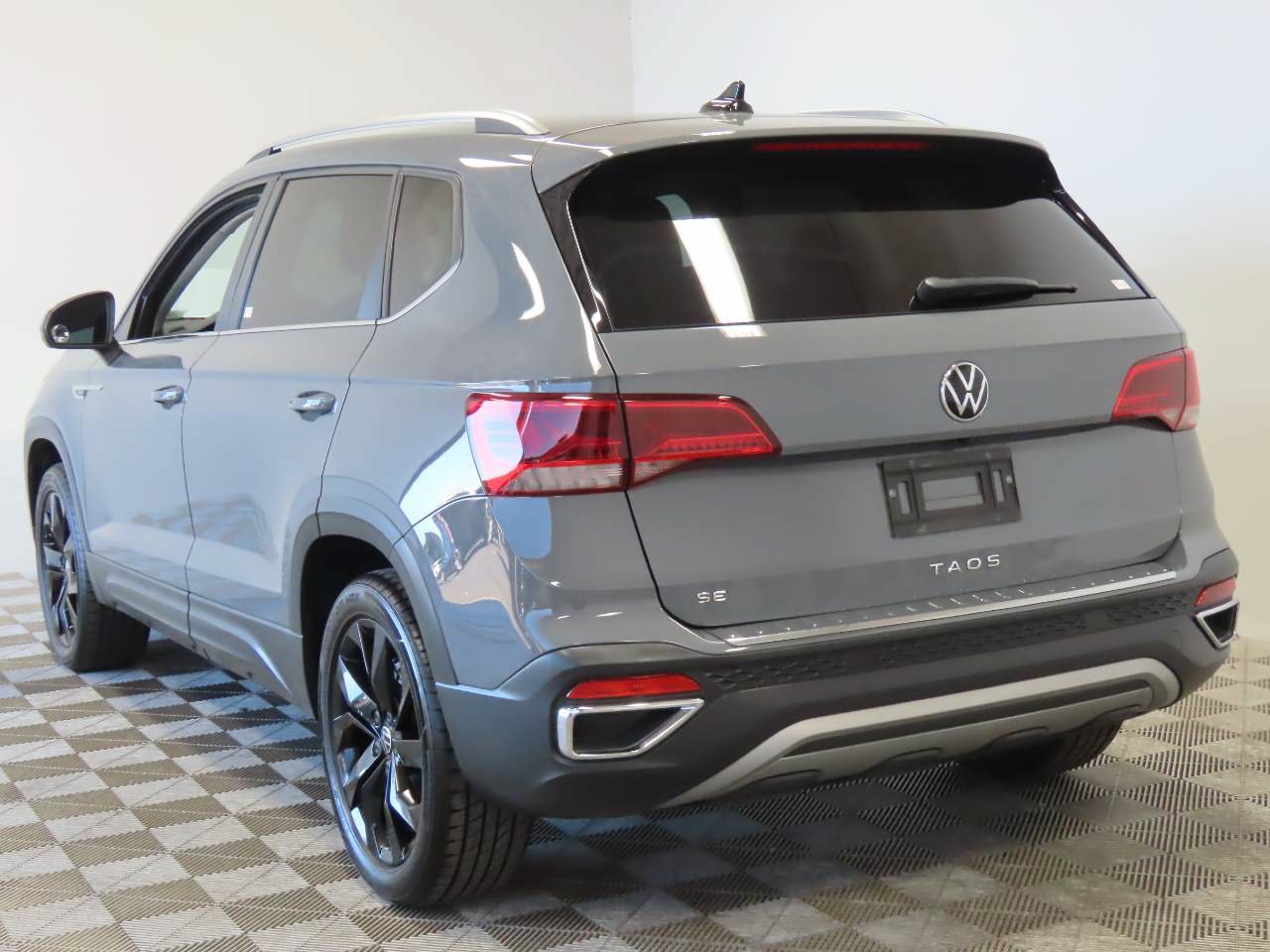 Used 2022 Volkswagen Taos SE FWD image 3