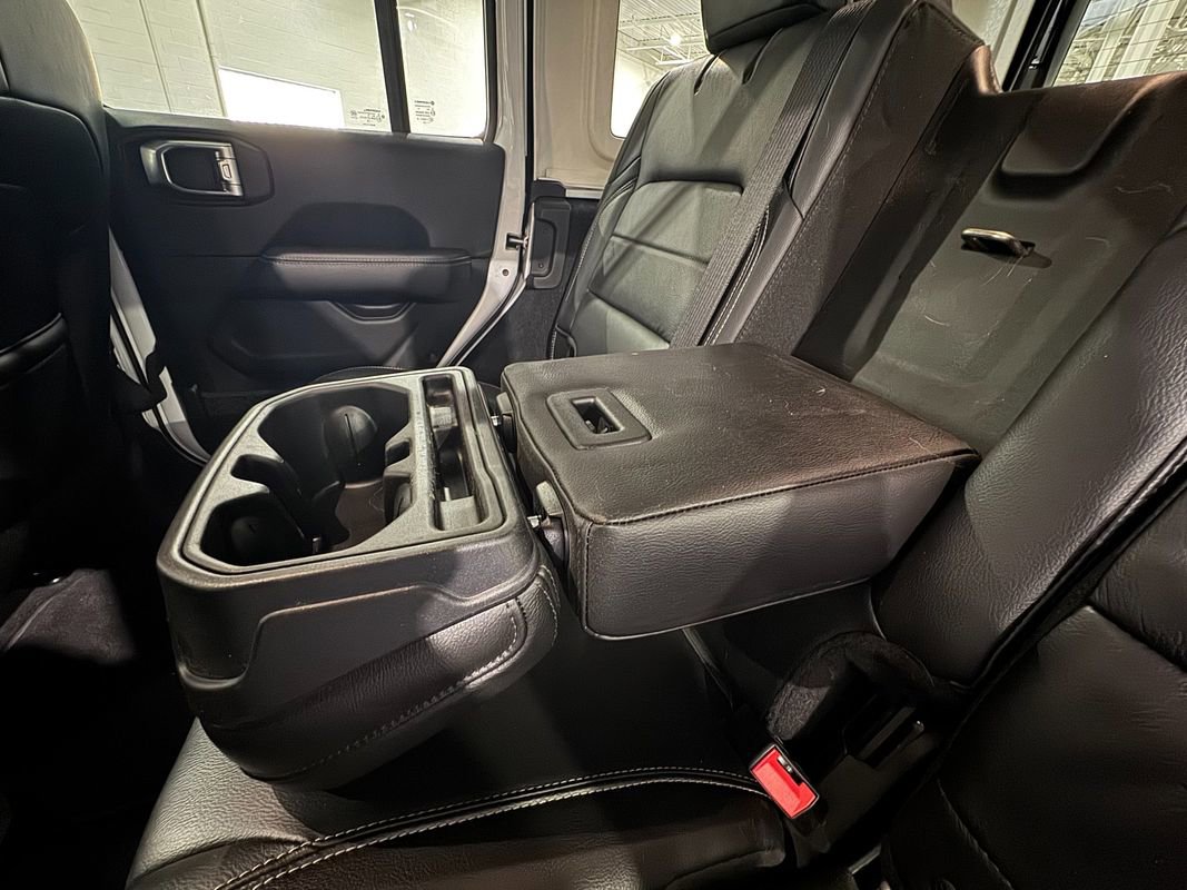 Used 2018 Jeep Wrangler Unlimited Sahara image 33